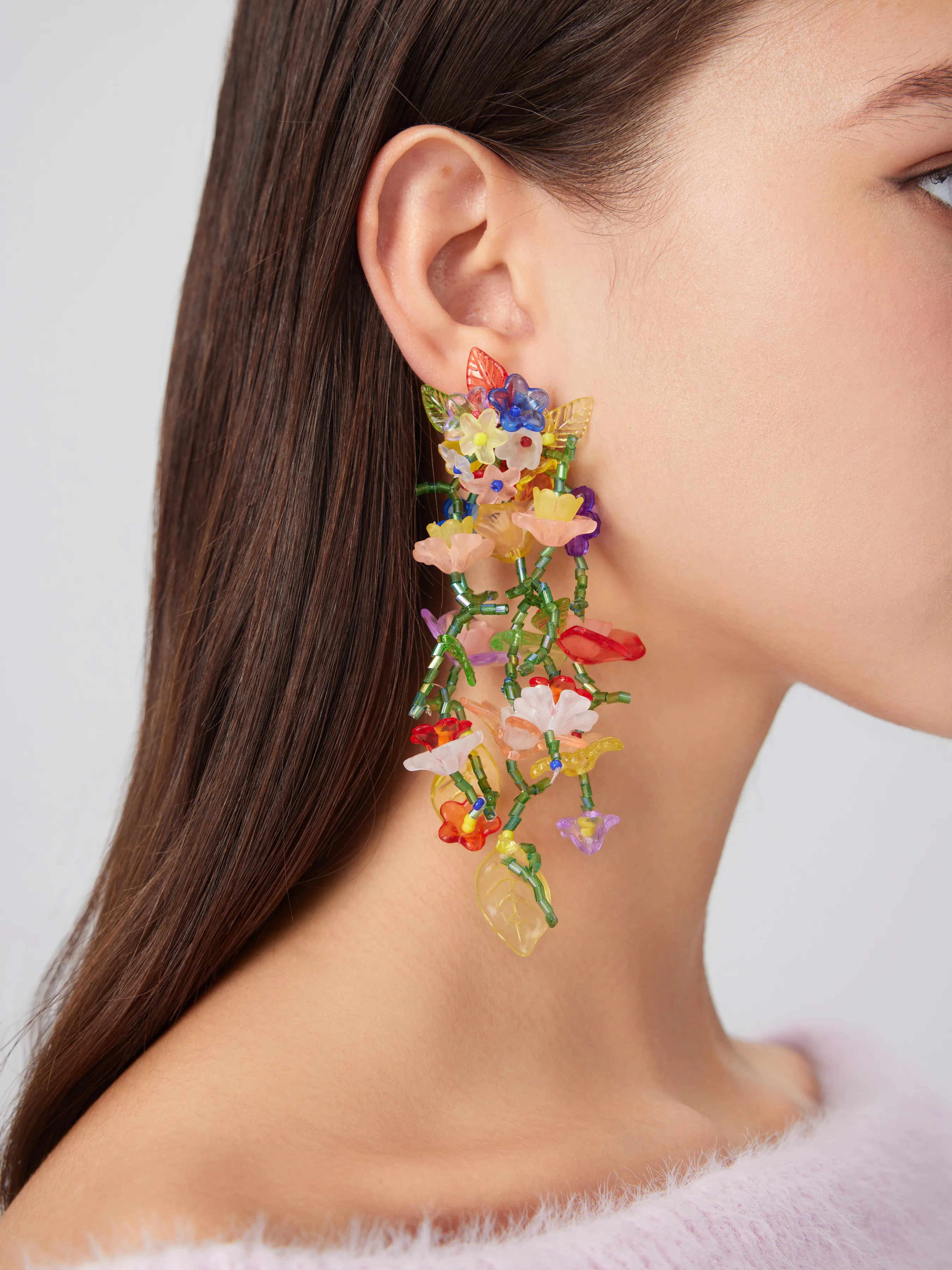 Pendientes largos con cuentas y flores multicolor