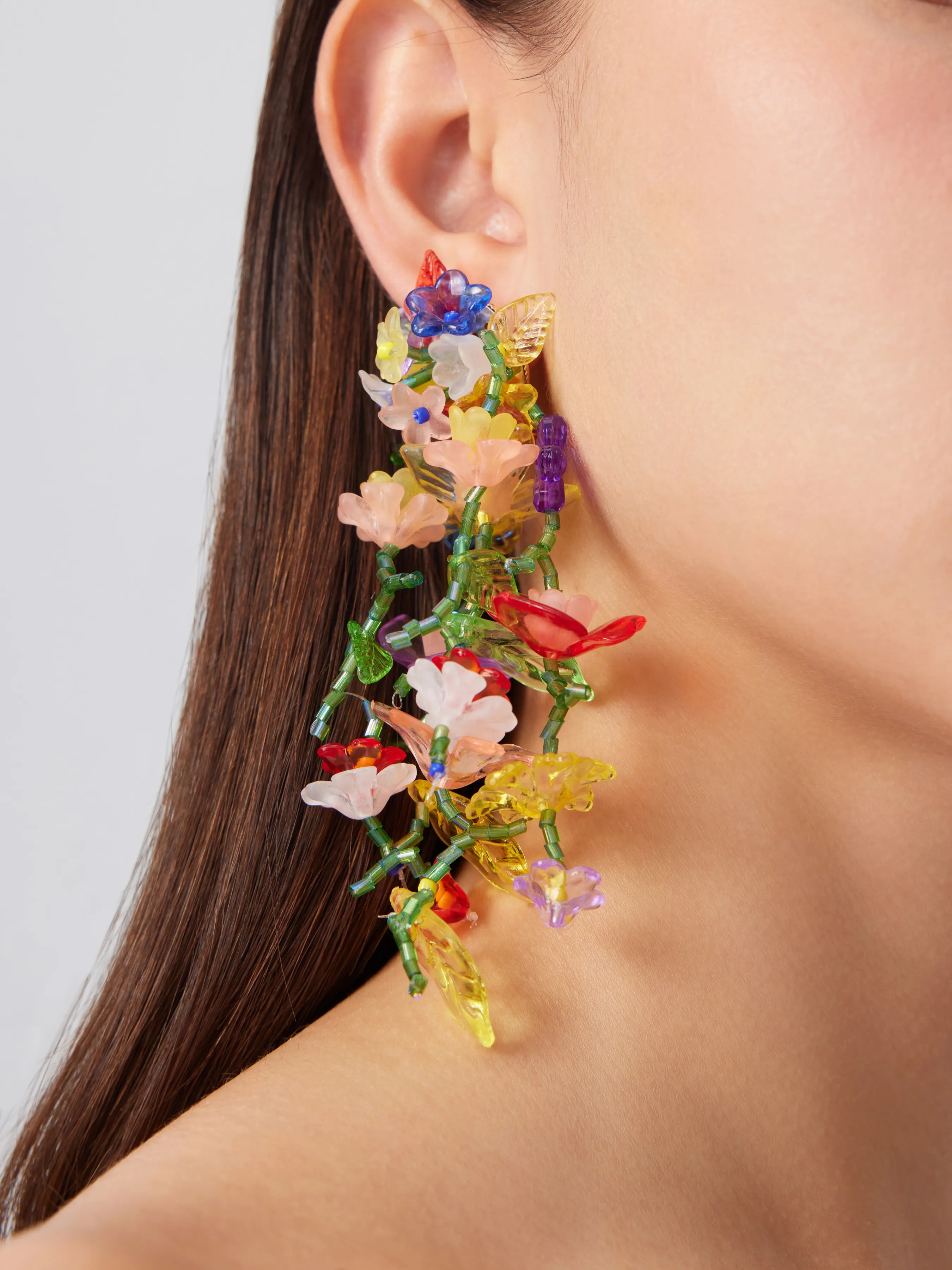 Pendientes largos con cuentas y flores multicolor