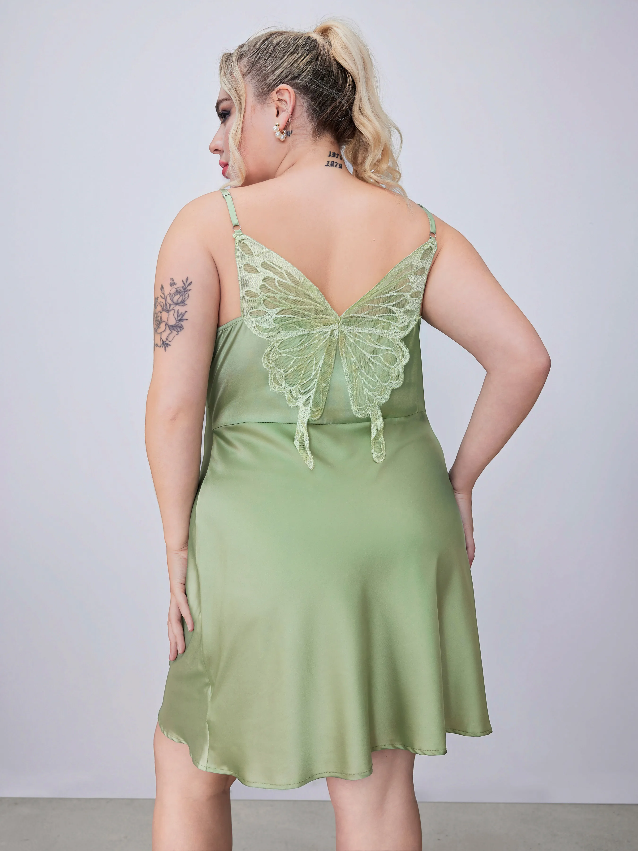 Vestido Mini Satinado con Cuello Drapeado y Mariposas Curvy