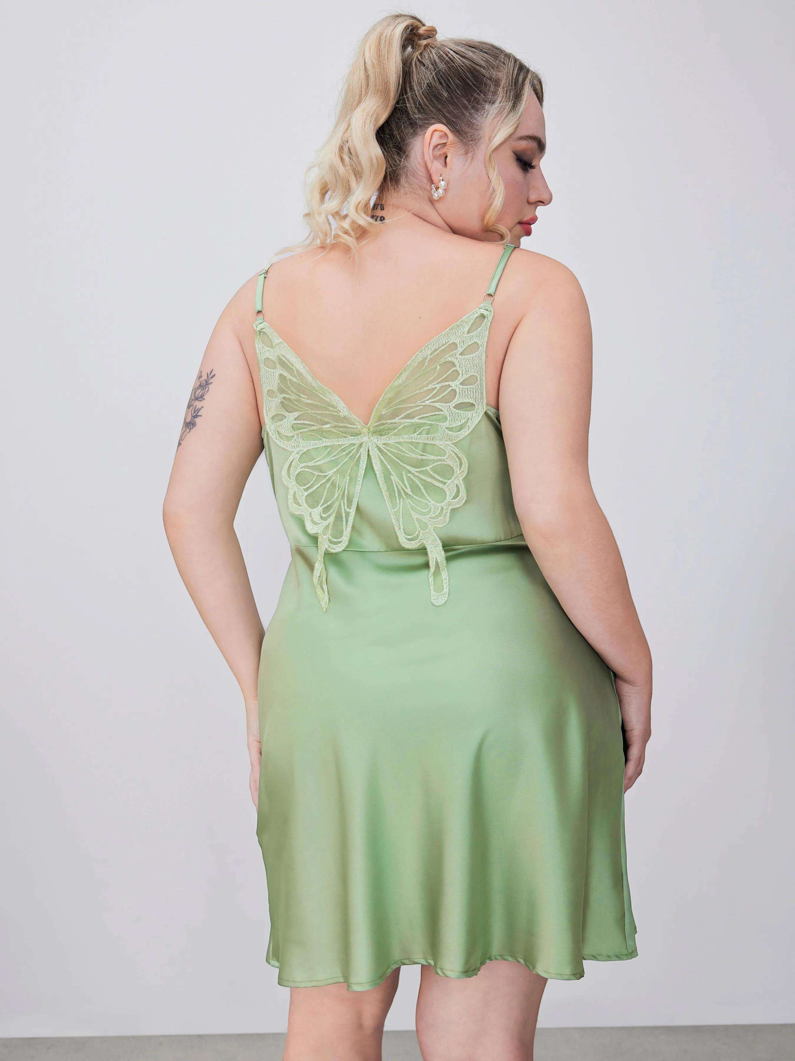 Vestido Mini Satinado con Cuello Drapeado y Mariposas Curvy